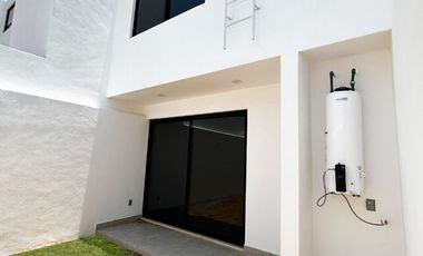 CASA EN VENTA con recámara planta baja SIERRA NOGAL