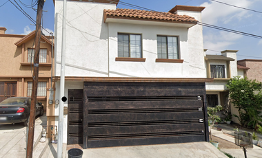 Venta de Casa en Remate, en Zona Exclusiva estratégicamente ubicada, Col. Cumbres, Monterrey Nuevo León