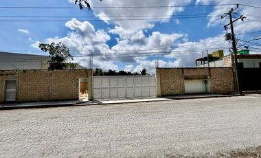 Renta de Terreno uso comercial con bodega a unos pasos de av Huayacan sobre calle Nazareth.40 m2 construcciónTerreno de 1,246 Uso mixto de barrio‼️