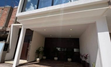 HERMOSA CASA  EN VILLA MAGNA CON 1 RECAMARA EN PLANTA BAJA, SOTANO Y ROOF GARDEN