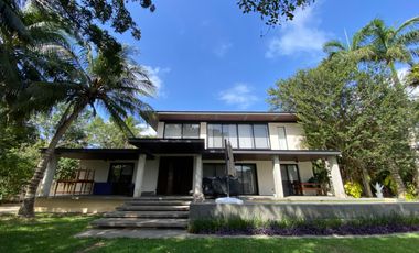 CASA CON 2500 M2 DE TERRENO, MODERNO DISEÑO CON ACABADOS DE LUJO, EXCELENTE UBICACION