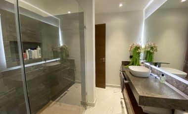 CASA CON 2500 M2 DE TERRENO, MODERNO DISEÑO CON ACABADOS DE LUJO, EXCELENTE UBICACION