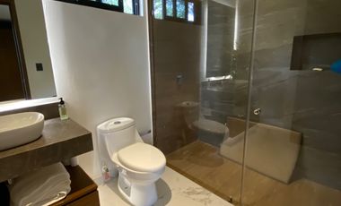 CASA CON 2500 M2 DE TERRENO, MODERNO DISEÑO CON ACABADOS DE LUJO, EXCELENTE UBICACION