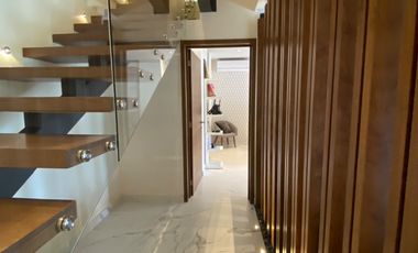 CASA CON 2500 M2 DE TERRENO, MODERNO DISEÑO CON ACABADOS DE LUJO, EXCELENTE UBICACION