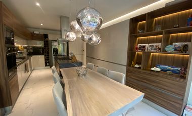 CASA CON 2500 M2 DE TERRENO, MODERNO DISEÑO CON ACABADOS DE LUJO, EXCELENTE UBICACION