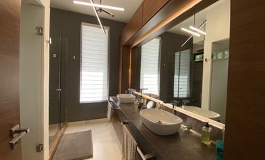 CASA CON 2500 M2 DE TERRENO, MODERNO DISEÑO CON ACABADOS DE LUJO, EXCELENTE UBICACION