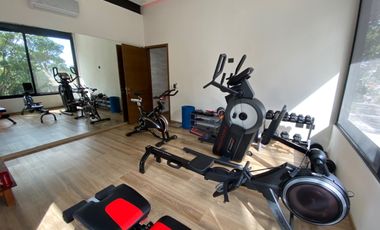 CASA CON 2500 M2 DE TERRENO, MODERNO DISEÑO CON ACABADOS DE LUJO, EXCELENTE UBICACION
