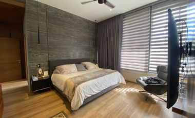 CASA CON 2500 M2 DE TERRENO, MODERNO DISEÑO CON ACABADOS DE LUJO, EXCELENTE UBICACION