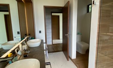 CASA CON 2500 M2 DE TERRENO, MODERNO DISEÑO CON ACABADOS DE LUJO, EXCELENTE UBICACION