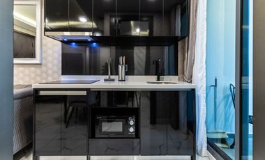 Compact 2 Bedroom, 1 Bathroom Condo with City and Sea View