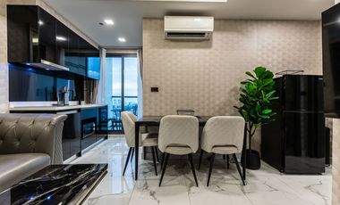 Compact 2 Bedroom, 1 Bathroom Condo with City and Sea View