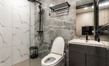 Compact 2 Bedroom, 1 Bathroom Condo with City and Sea View