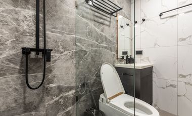Compact 2 Bedroom, 1 Bathroom Condo with City and Sea View