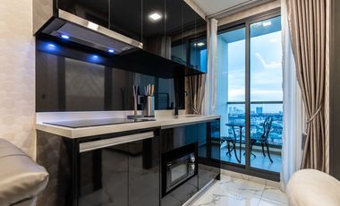 Compact 2 Bedroom, 1 Bathroom Condo with City and Sea View