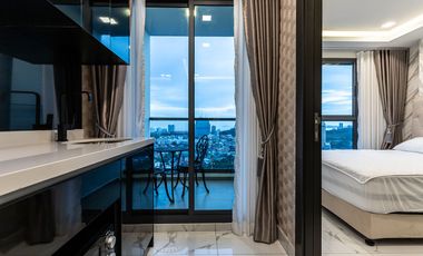 Compact 2 Bedroom, 1 Bathroom Condo with City and Sea View