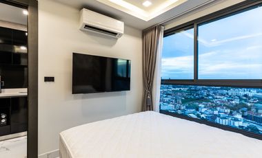 Compact 2 Bedroom, 1 Bathroom Condo with City and Sea View