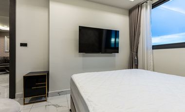Compact 2 Bedroom, 1 Bathroom Condo with City and Sea View
