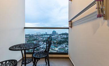 Compact 2 Bedroom, 1 Bathroom Condo with City and Sea View