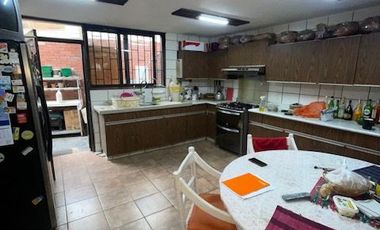 VENDO CASA CONSERVADA EN MAGDALENA CERCA A LA PERA DEL AMOR