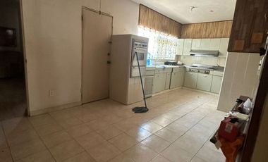 Casa en VENTA con más de 350m² de TERRENO cerca de avenidas principales como Av. Universidad