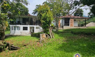 Finca en la parcealción La Siria con piscina en venta. Amagá - Antioquia