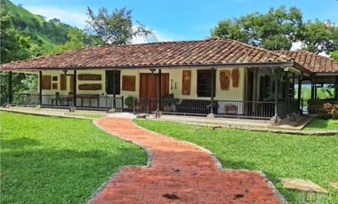 Finca en la parcealción La Siria con piscina en venta. Amagá - Antioquia