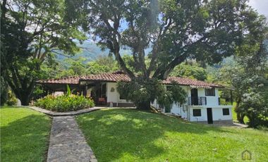 Finca en la parcealción La Siria con piscina en venta. Amagá - Antioquia
