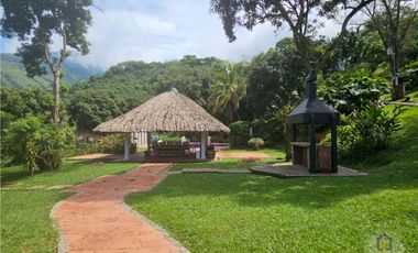 Finca en la parcealción La Siria con piscina en venta. Amagá - Antioquia