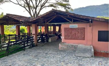 Finca en la parcealción La Siria con piscina en venta. Amagá - Antioquia
