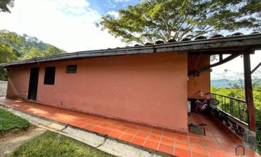 Finca en la parcealción La Siria con piscina en venta. Amagá - Antioquia