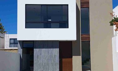 MAYORCA RESIDENCIAL CASA EN VENTA  FRENTE AREA VERDE JARDIN ENORME ZONA SUR LEON