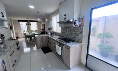 EN ALQUILER CASA ESQUINERA AMOBLADA EN VIA A LA COSTA, URB PORTO ALEGRE, KM 12.5