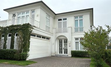 En venta lujosa casa esquinera con vista al lago full amoblada en Aires del Batan, Av. Samborondon