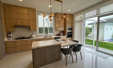En venta lujosa casa esquinera con vista al lago full amoblada en Aires del Batan, Av. Samborondon