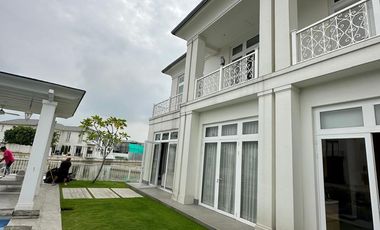 En venta lujosa casa esquinera con vista al lago full amoblada en Aires del Batan, Av. Samborondon
