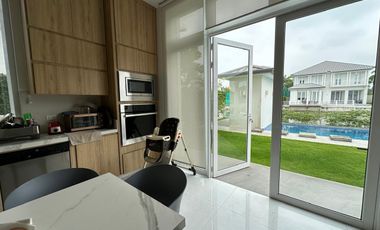 En venta lujosa casa esquinera con vista al lago full amoblada en Aires del Batan, Av. Samborondon