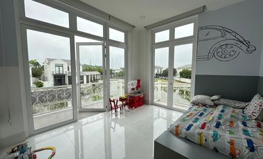 En venta lujosa casa esquinera con vista al lago full amoblada en Aires del Batan, Av. Samborondon