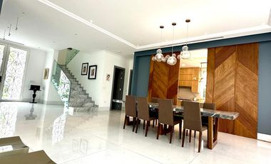 En venta lujosa casa esquinera con vista al lago full amoblada en Aires del Batan, Av. Samborondon