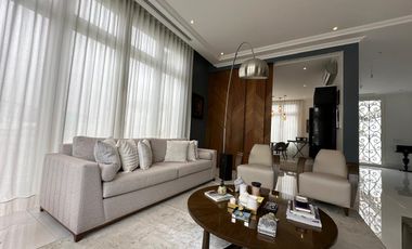 En venta lujosa casa esquinera con vista al lago full amoblada en Aires del Batan, Av. Samborondon