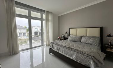En venta lujosa casa esquinera con vista al lago full amoblada en Aires del Batan, Av. Samborondon
