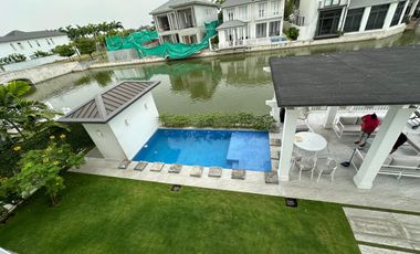 En venta lujosa casa esquinera con vista al lago full amoblada en Aires del Batan, Av. Samborondon