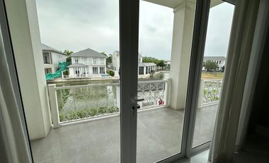 En venta lujosa casa esquinera con vista al lago full amoblada en Aires del Batan, Av. Samborondon