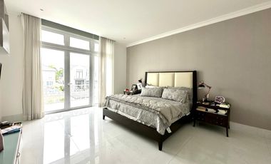 En venta lujosa casa esquinera con vista al lago full amoblada en Aires del Batan, Av. Samborondon