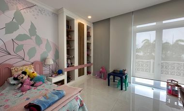 En venta lujosa casa esquinera con vista al lago full amoblada en Aires del Batan, Av. Samborondon