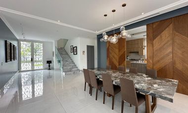 En venta lujosa casa esquinera con vista al lago full amoblada en Aires del Batan, Av. Samborondon