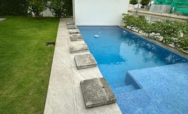 En venta lujosa casa esquinera con vista al lago full amoblada en Aires del Batan, Av. Samborondon