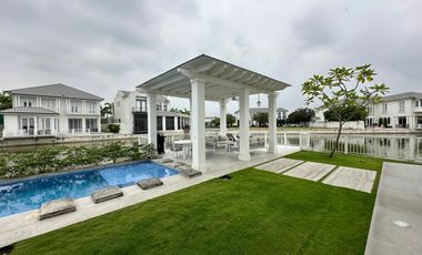 En venta lujosa casa esquinera con vista al lago full amoblada en Aires del Batan, Av. Samborondon