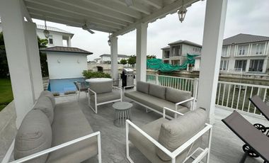 En venta lujosa casa esquinera con vista al lago full amoblada en Aires del Batan, Av. Samborondon