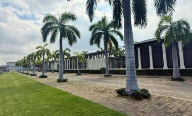 En venta exclusivo terreno al lago en Plaza Lagos, Via a Samborondon