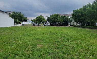 En venta exclusivo terreno al lago en Plaza Lagos, Via a Samborondon